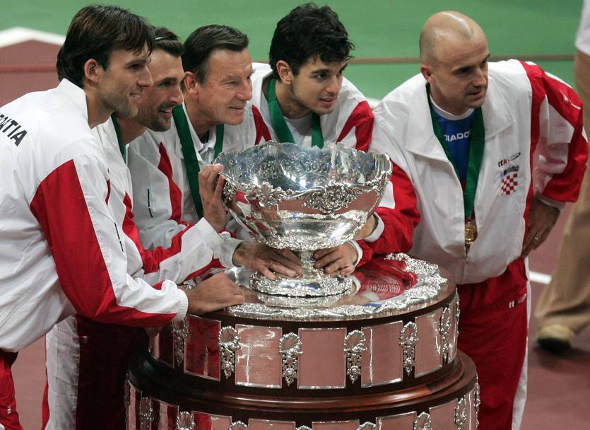 Un altro prestigoso trofeo conquistato in carriera da Ivanisevic: l’insalatiera, ovvero la coppa Davis, edizione 2005. Ivanisevic fu solo incluso nella squadra e non partecip agli incontri, ma, nonostante ci, ricevette la medaglia e sollev la coppa al pari dei suoi compagni di nazionale (Reuters)